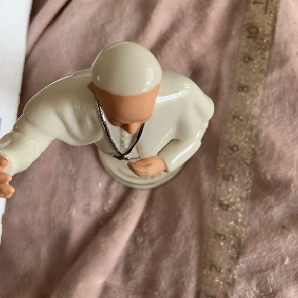 Lenox - New in Box.  Pope Francis statue  limited edition Philadelphia 2015 - Picture 9 of 13